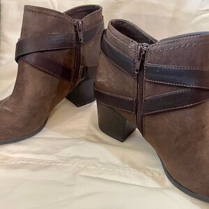 Hot Tomato brown ankle boots, small wedge heel and zipper closure.